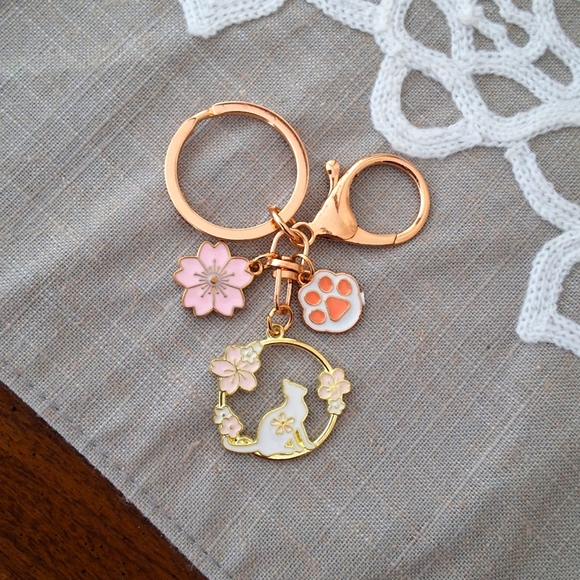 💥SALE💥Cat Flower Paw Gold Keychain NEW - Picture 4 of 4